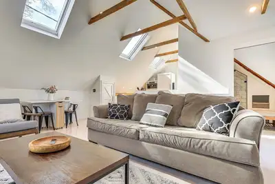 Image de Steps to Nyc Train! Charming Carriage House Loft