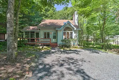 Image de Deck & Resort Amenities: Pocono Lake Home