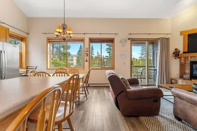 Image de Close to Hiking & Skiing, Private Balcony & Fireplace, Peaceful, Quiet Area!