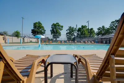Image de An Un-Fore-Gettable Time | Shared Pool & Near Lake
