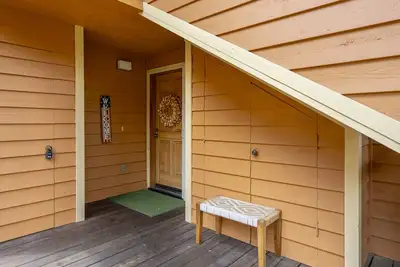 Image de 153 McCloud - The perfect location! Enjoy the sun drenched deck.