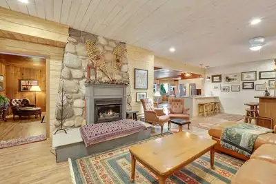 Image de Lake Charlevoix on the South Arm | Fire-pit | Private Dock | Secluded Getaway