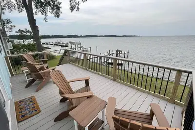 Image de Retreat to a quiet, waterfront getaway!