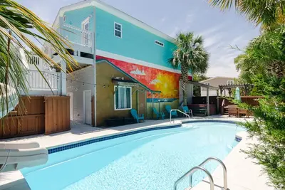 Image de Private Pool w Slide, Hot Tub, 2 Living Spaces!