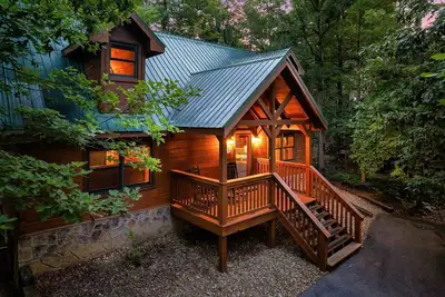 Image de Awesome Adventures is a luxury dog-friendly cabin in the Smokies perfect for you and your family!