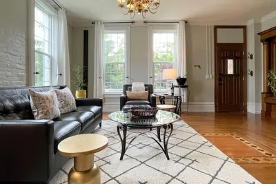 Image de Charming Turn-of-the-Century Victorian - Downtown Traverse