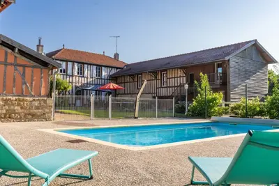 Image de Gîte chaleureux avec Piscine - Idéal pou Groupes