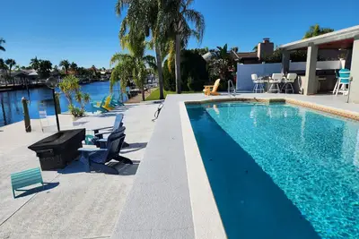 Image de Outdoor lovers dream home- Pool, outdoor kitchen, private dock, and so much more