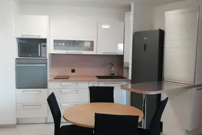 Image de Joli appartement en front de mer avec jardin