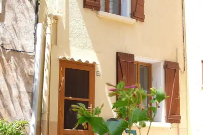 Image de Maison dans village Ă 15 minutes de la mer