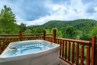 Image de Bear Creek Cabin - Mtn View, Hot Tub & Game Room!