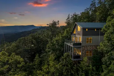 Image de Falcon’s Lodge: Scenic Deck Views & Cozy Gas Fireplace