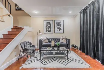 Image de Uptown Dtx Delight: King Suite Private Backyard
