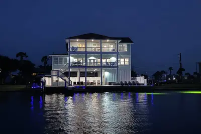 Image de No Sunsets | Private Pool & Hot Tub | Outdoor Kitchen | Boat Lift |