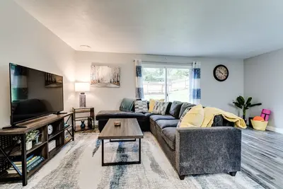 Image de Fantastic, Foothills home surrounded by trees