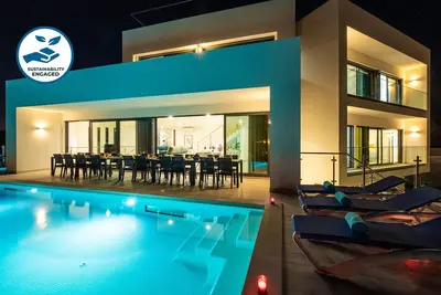 Image de Brand New Large Villa, Heatable Pool, 2 Xl Jacuzzis, Games Room