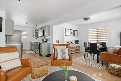 Image de 3 Bed 2 Bath, Golf Course and Fully Fenced Yard!