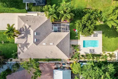 Image de Near downtown! Saltwater Pool! Hot Tub! Games!
