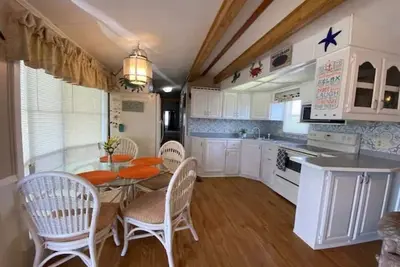 Image de 1b/1b Cottage in Long Island Village Near Space X\n