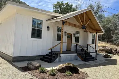Image de Modern Home, 2 miles from Sequoia Park’s Entrance and 10 mi. from Mineral King.