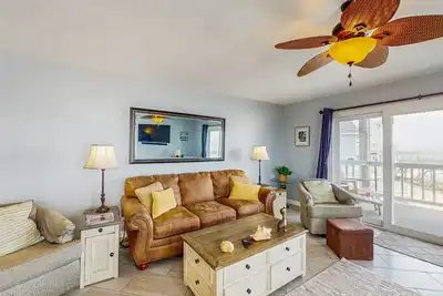 Image de Dreamy oceanfront escape near the pier with close beach access