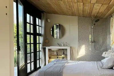 Image de Belle cabane en bois avec piscine
