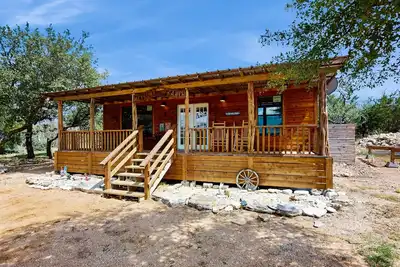 Image de Dog-friendly gem on 11 acres w/valley views, deck, gas grill, fireplace, hot tub