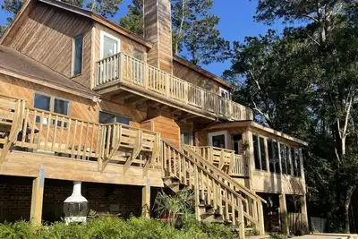 Image de Spacious beach house on the water - private getaway, dock and water access