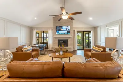 Image de Clean, modern, luxury 4 bed room home on the water with pingpong table/Smart TVs
