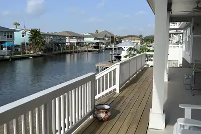 Image de Great family home with a great place to sit and relax…canal view! !