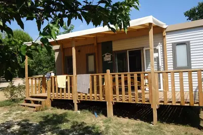 Image de HomeFlower 26m2 Premium 2 Schlafzimmer + halb überdachte Terrasse + Tv + Klimaanlage 5 Personen