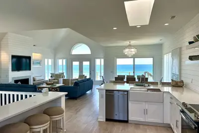 Image de Oceanfront 8 bedroom/sleeps 20 with large gathering and outdoor areas