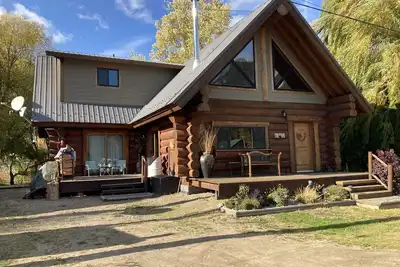 Image de Spacious, 2000 sq. ft. Luxury Log House on Adams Lake. .