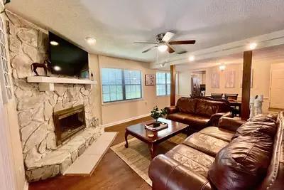 Image de Cozy Coachlight Village Getaway- Entire townhome w\/private parking and yard.