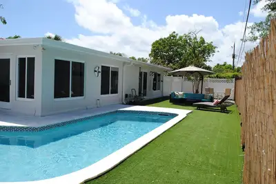 Image de Long stay 4 bedrooms/2 bathrooms, close to the beach W/salt heated pool