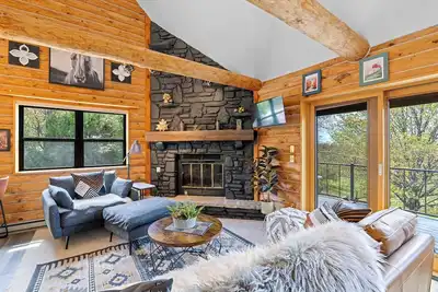 Image de Newly Updated Log Home on 5 acres - Gorgeous Decor and Family Friendly