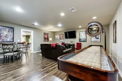 Image de \"Game Day Getaway\" - Walk to Stadiums! Hot Tub! Shuffleboard!