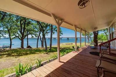 Image de Remodeled Lakefront! Private beach, toys & hot tub
