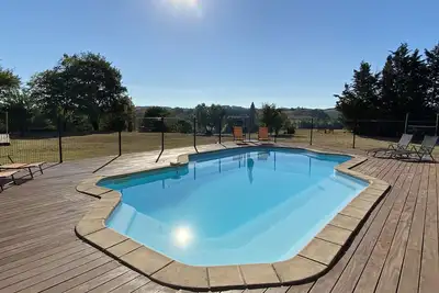 Image de Spacious 7 bedroom house with two acres of gardens, outdoor pool and games room