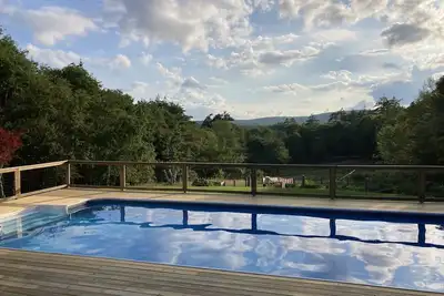 Image de Spacious, unique home w/ mountain views. Enjoy pool in summer, skiing in winter!
