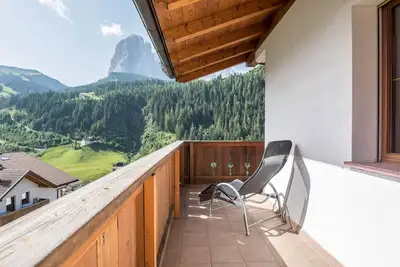 Image de Appartement 'Hotel Residence Gardena Alps 300' avec vue sur les montagnes, jardin et Wi-Fi.