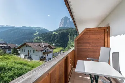 Image de Appartement 'Hotel Residence Gardena Stevia 200' avec vue sur les montagnes, jardin et Wi-Fi.