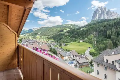 Image de Appartement 'Hotel Residence Gardena Saslong' avec vue sur les montagnes, jardin et Wi-Fi.