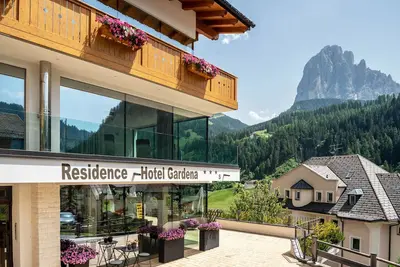 Image de Appartement 'Hotel Residence Gardena Sella' avec vue sur les montagnes, jardin et Wi-Fi.