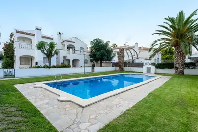 Image de Maison de vacances 'Las Palmeras' près de la mer avec piscine partagée et sans animaux domestiques