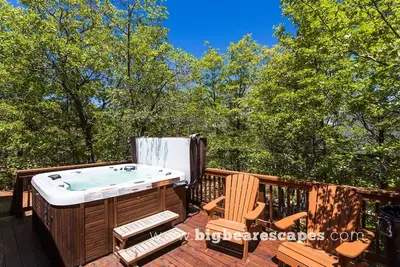 Image de \"Grizzly Getaway\" Belle 3b / 2b maison en bois rond, spa, wifi, cheminée, animaux acceptés.