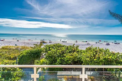 Image de Moondance- Breathtaking views and beachfront with steps from the beach