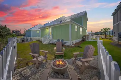 Image de Pet Paradise! Fenced Yard + Steps to Beach + Outdoor Shower + Beach Gear