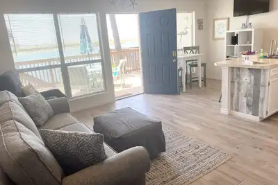 Image de Waterfront condo with private deck
