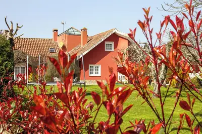 Image de En Galice : Villa confortable avec magnifique jardin et piscine.